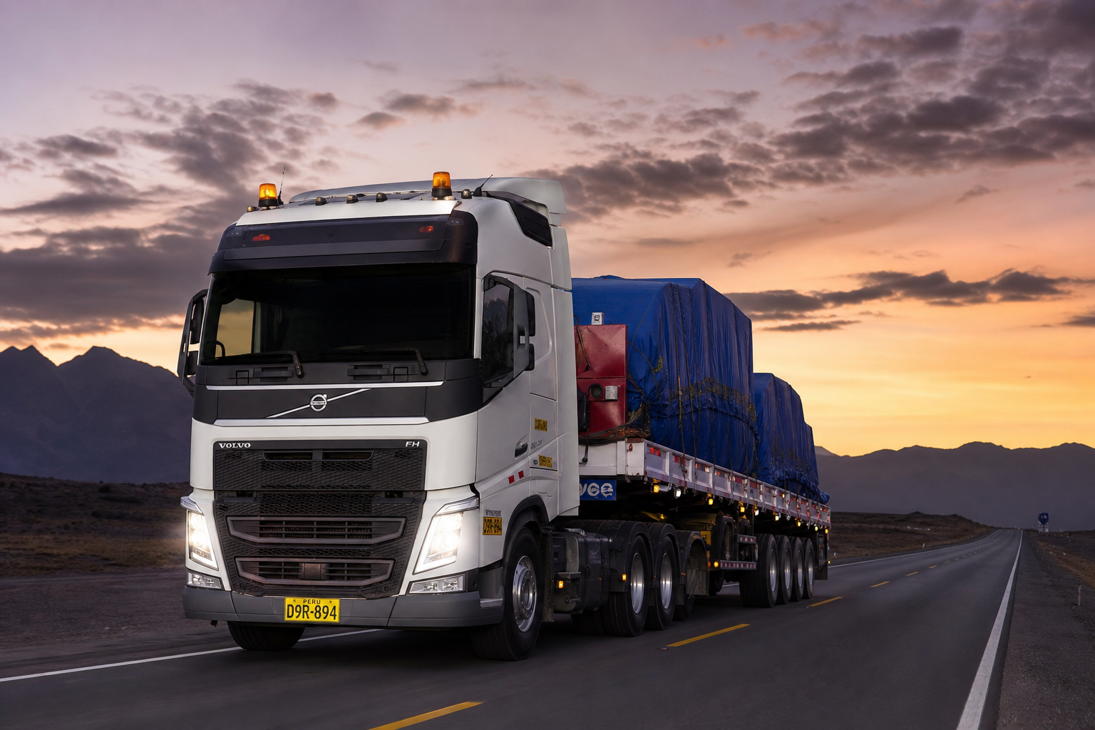 Tráiler articulado de carga pesada circulando por carretera recta en el Perú al atardecer, vehículo autorizado con la licencia A-IIIb del MTC